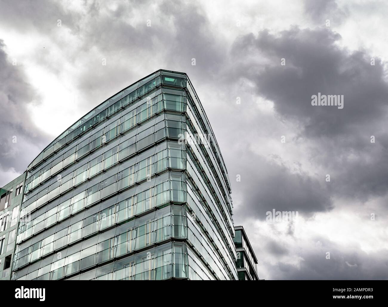 Edificio su uno sfondo di cielo nuvoloso. Foto Stock