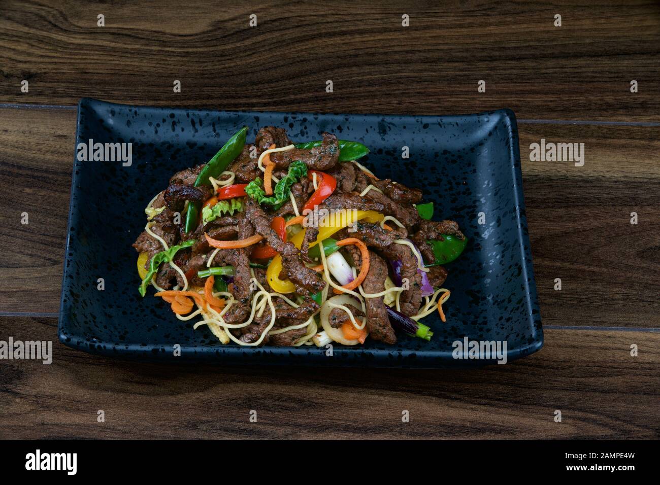 Carne di manzo fritto con pasta e verdure. Foto Stock