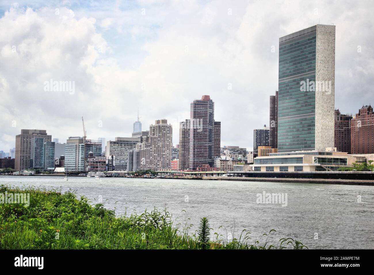Midtown East, New York City, Stati Uniti d'America - skyline di Manhattan con East River. Foto Stock