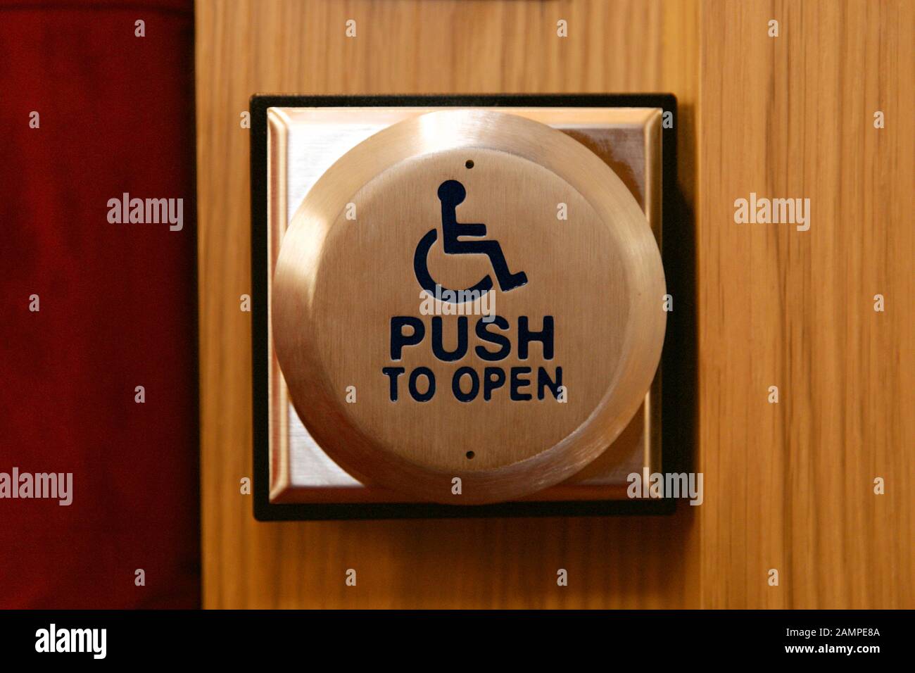 Maniglia della porta a pulsante per disabili. Foto Stock