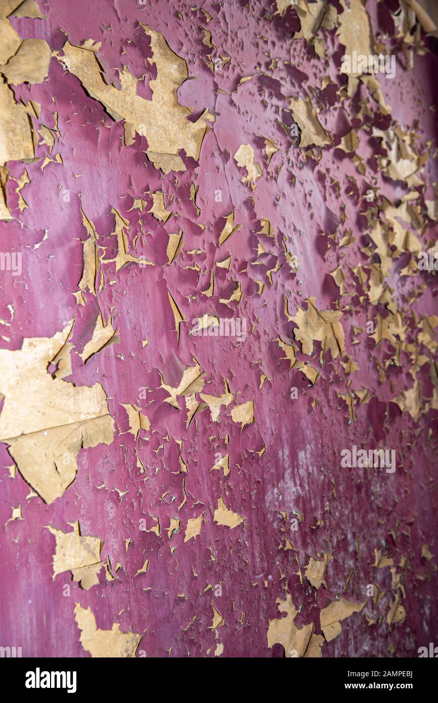 Grunge peeling viola vernice sfondo texture. Foto Stock