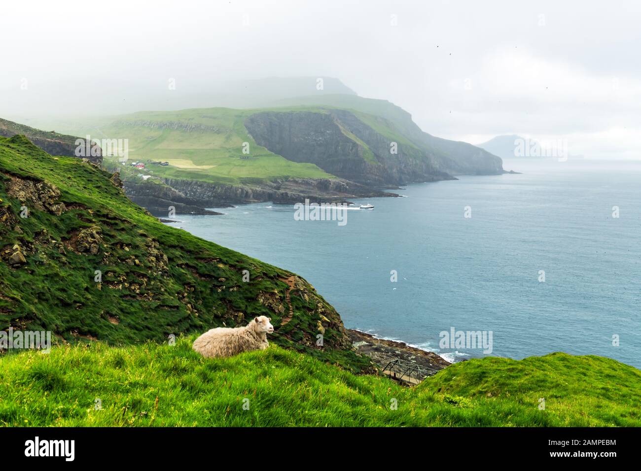 Vista estiva dell'isola di Mykines, delle isole Faroe, Danimarca. Fotografia di paesaggio Foto Stock