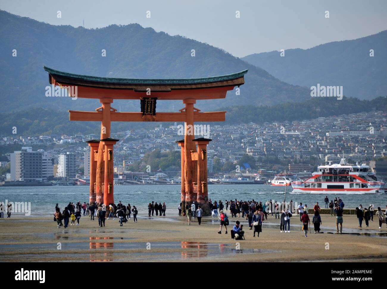 L'isola di Miyajima accoglie molte visite turistiche e per motivi religiosi Foto Stock