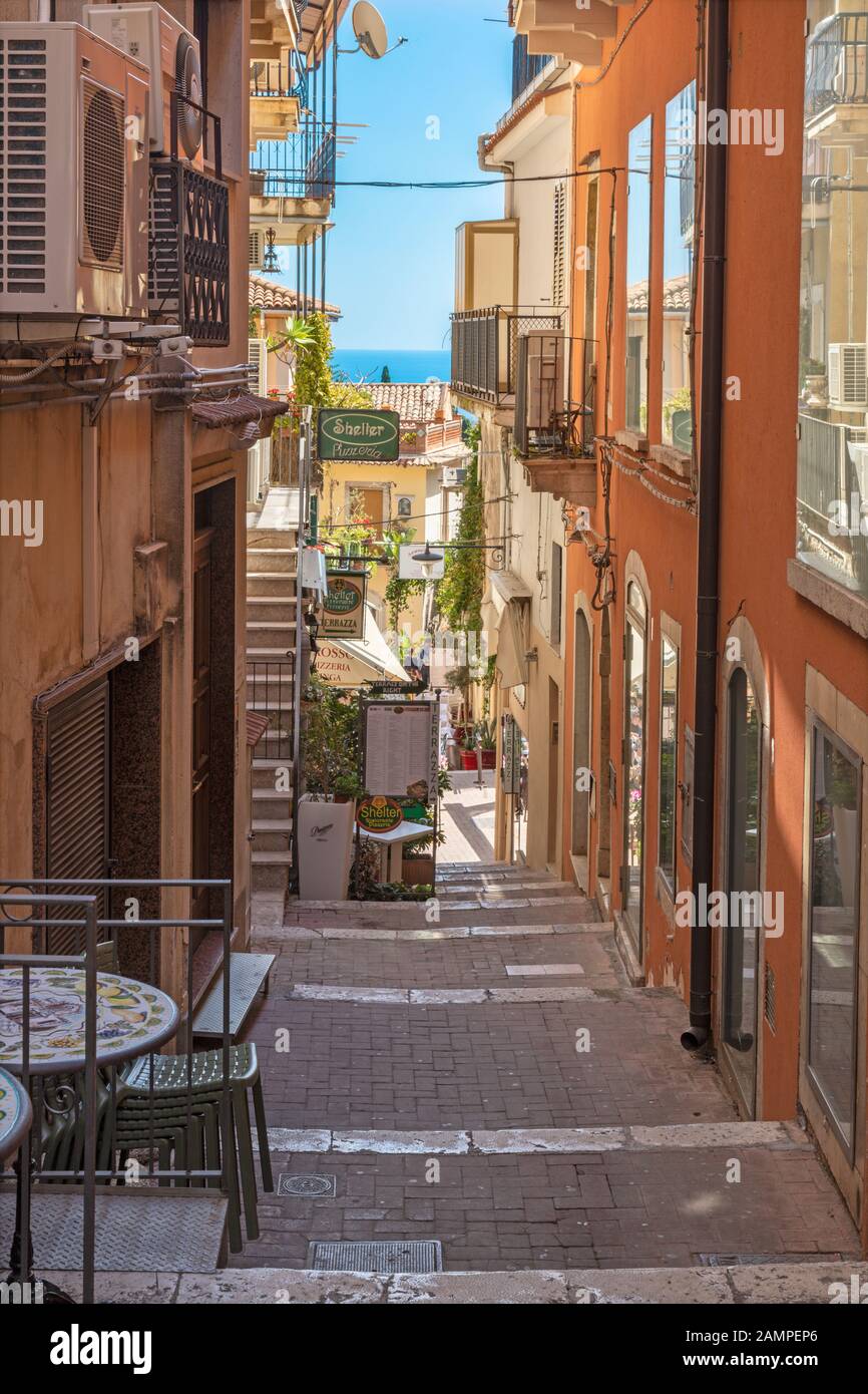 TAORMINA, Italia - 9 Aprile 2018: l'idilliaco corsia con i ristoranti. Foto Stock