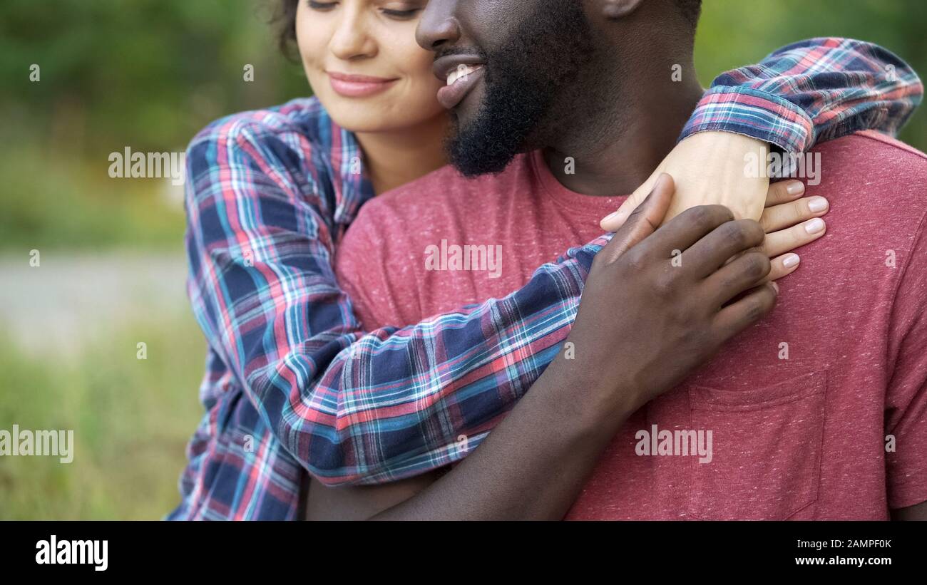 Bell'uomo che tiene teneramente una mano fragile della sua amata donna, affetto Foto Stock