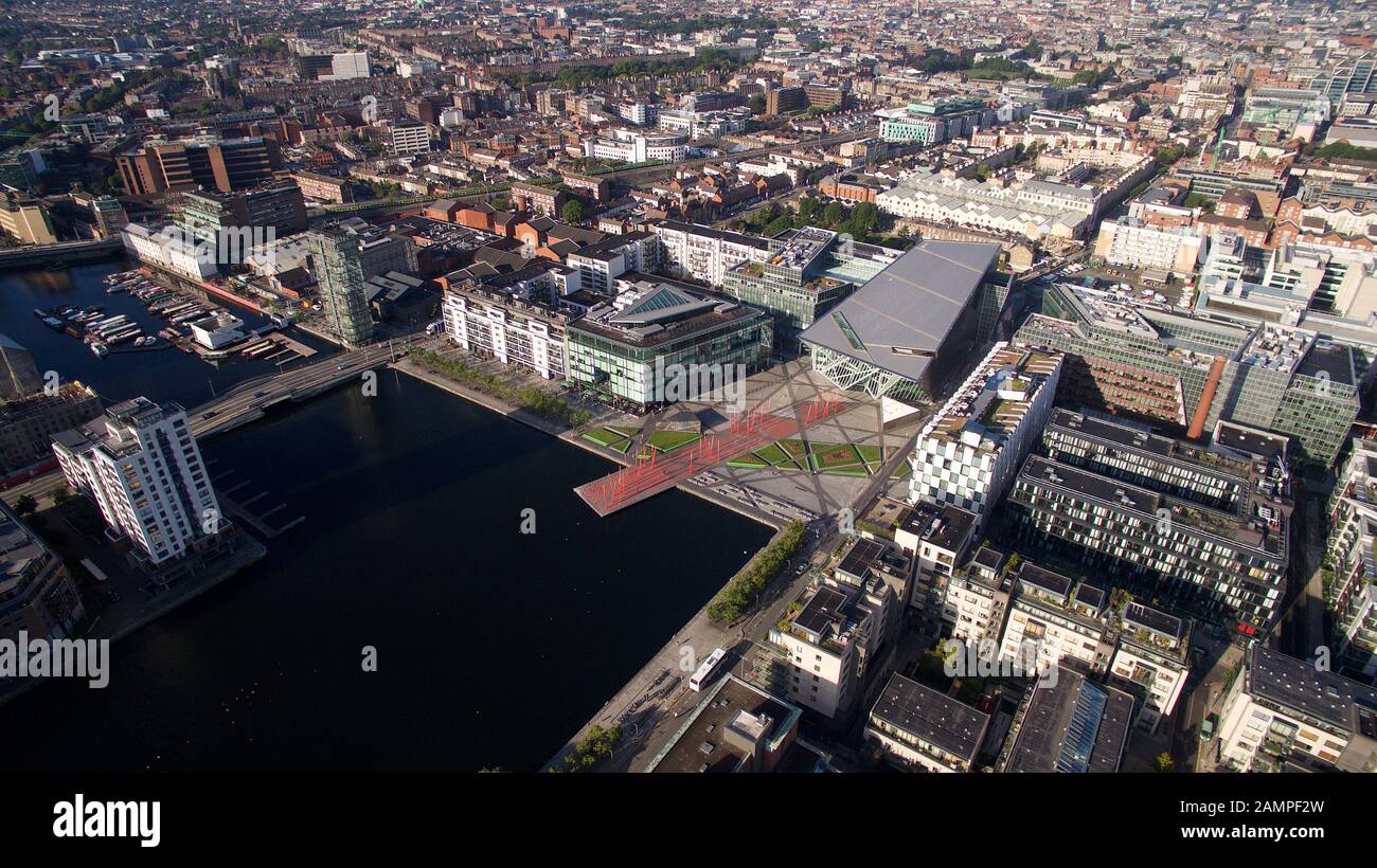 Colpo aereo di drone del Grand Canal Dock ares nella città di Dublino, Irlanda. Foto Stock