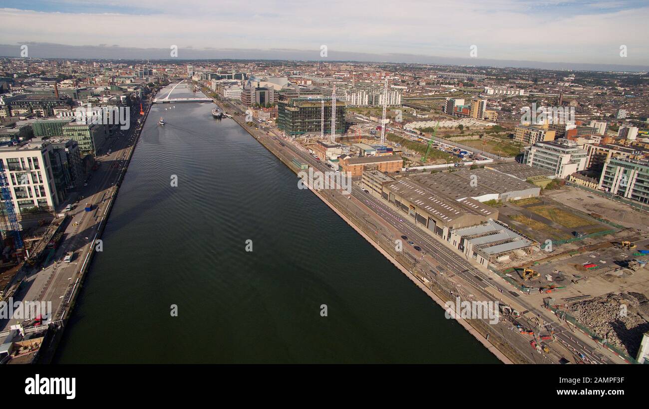 Drone foto aerea del fiume Liffey e l'area dei Docklands di Dublino in Irlanda. Foto Stock