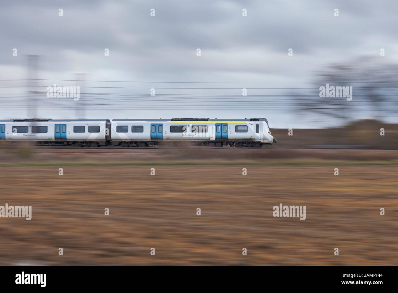 Concentrazione Govia Thameslink ( GTR ) classe 700 a Kempston su Midland mainline con un Bedford al treno di Brighton Foto Stock