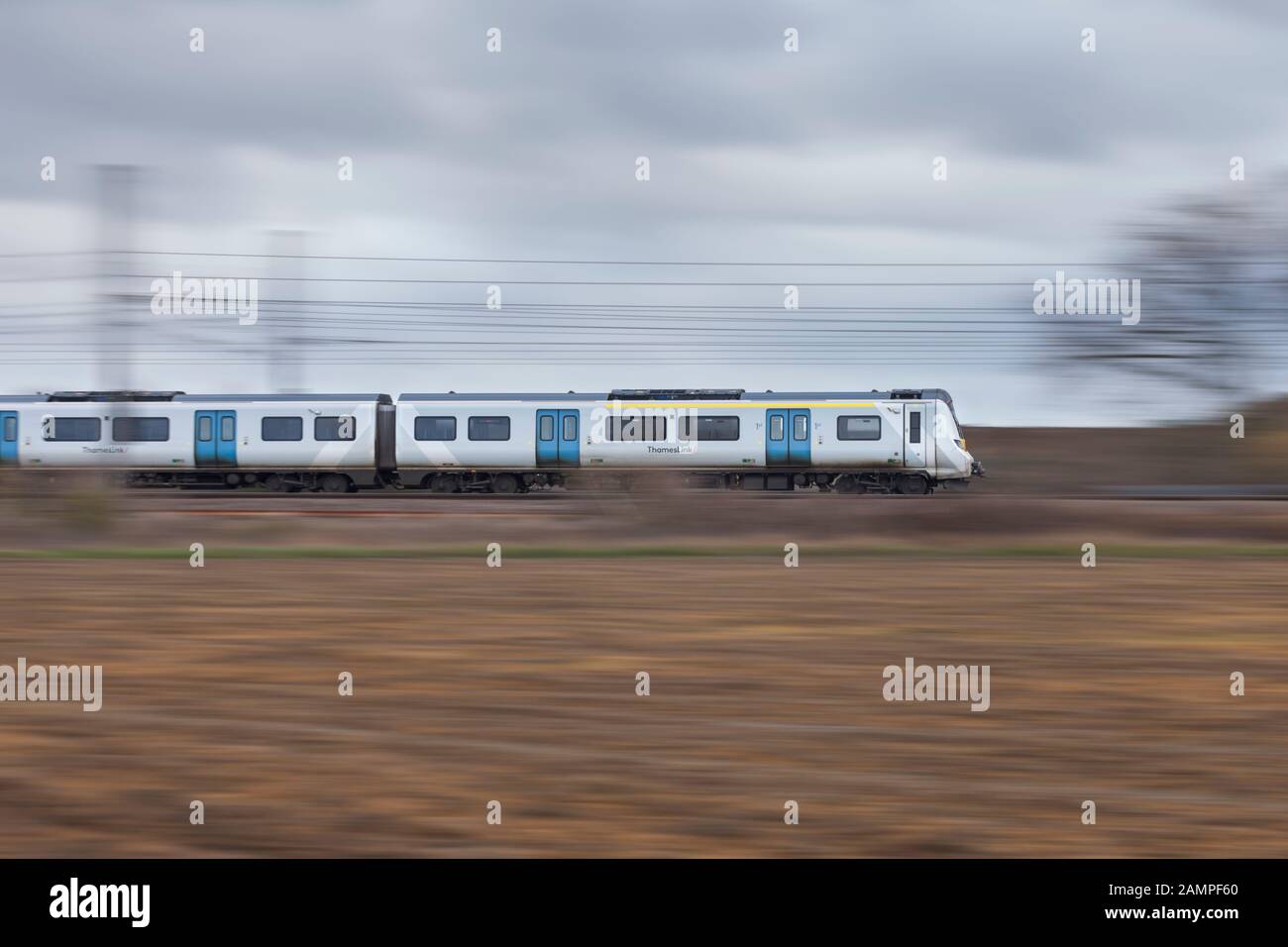 Concentrazione Govia Thameslink ( GTR ) classe 700 a Kempston su Midland mainline con un Bedford al treno di Brighton Foto Stock