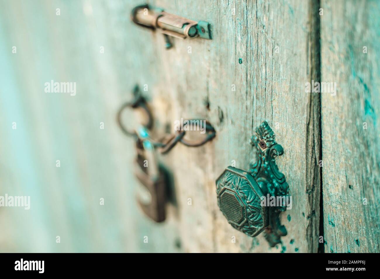 Vecchia porta di legno con un manico vintage, gancio e serratura. Stile Boho. Foto Stock