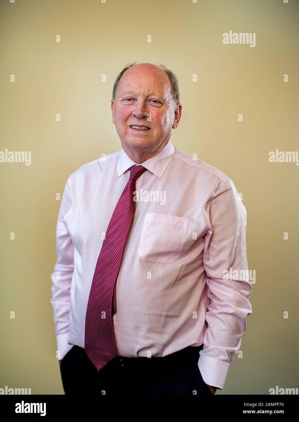 Jim Allister MLA, leader tradizionale di Unionist Voice (TUV). L'onorevole Allister ha elaborato una nuova proposta di legge che voleva essere messa in atto per affrontare molti dei difetti del governo nell'Irlanda del Nord scoperti durante l'inchiesta RHI, che deve essere presentata. Foto Stock