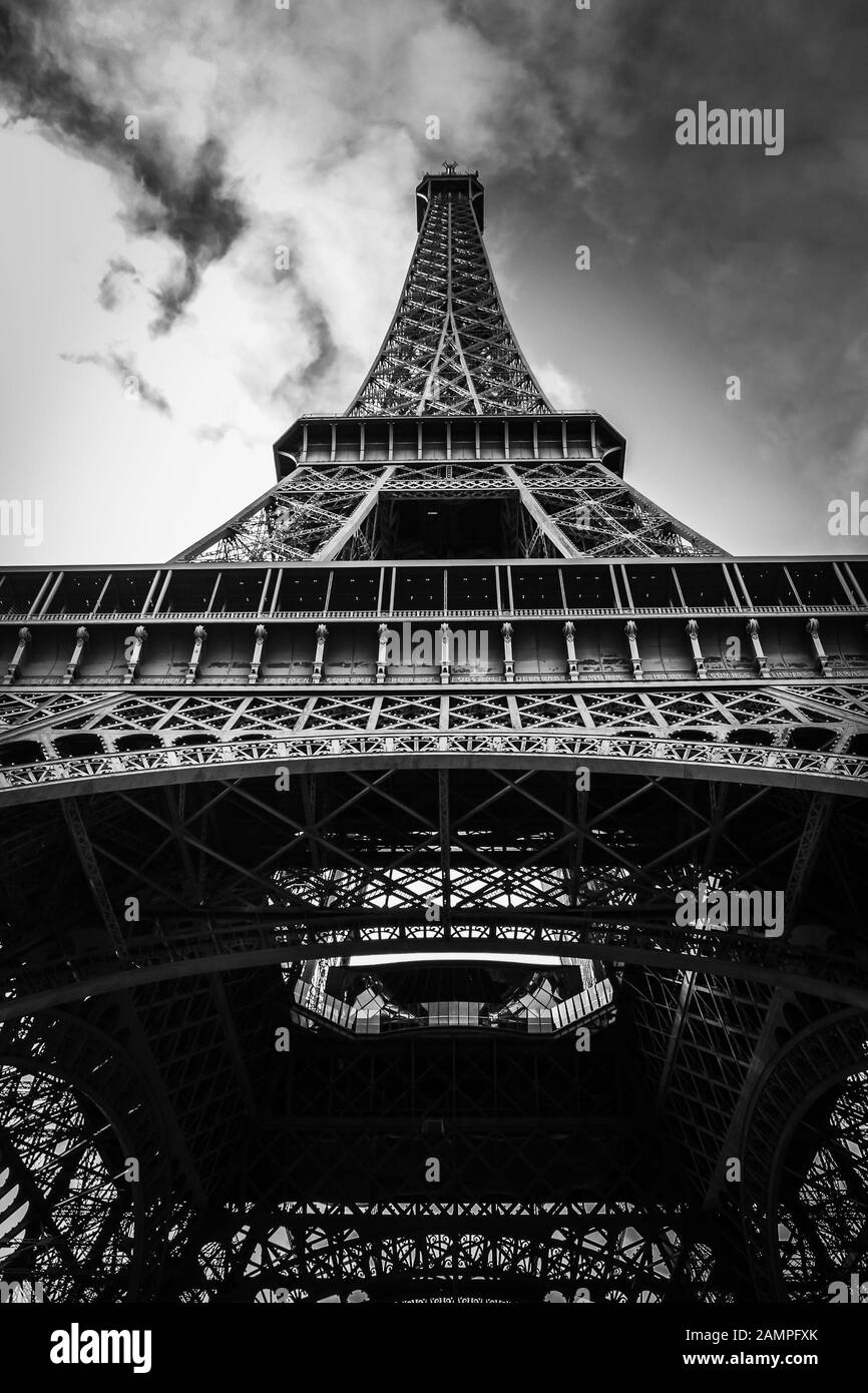 Drammatica rappresentazione in bianco e nero della Torre Eiffel come visto da sotto a Parigi, Francia. Foto Stock