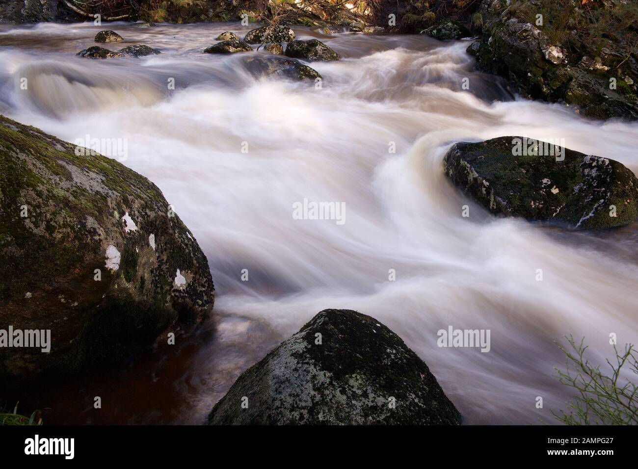 Esposizione lento colpo di White Water Rapids sulle rive di un fiume nella contea di Wicklow, Irlanda. Foto Stock