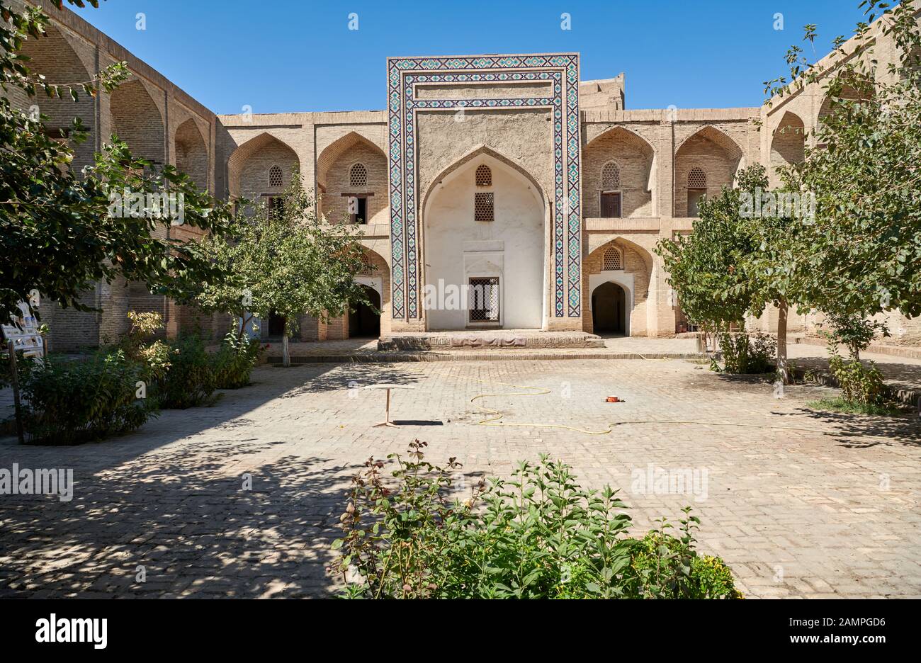 Cortile interno di Madari Khan Madrassah, Bukhara, Uzbekistan, Asia centrale Foto Stock