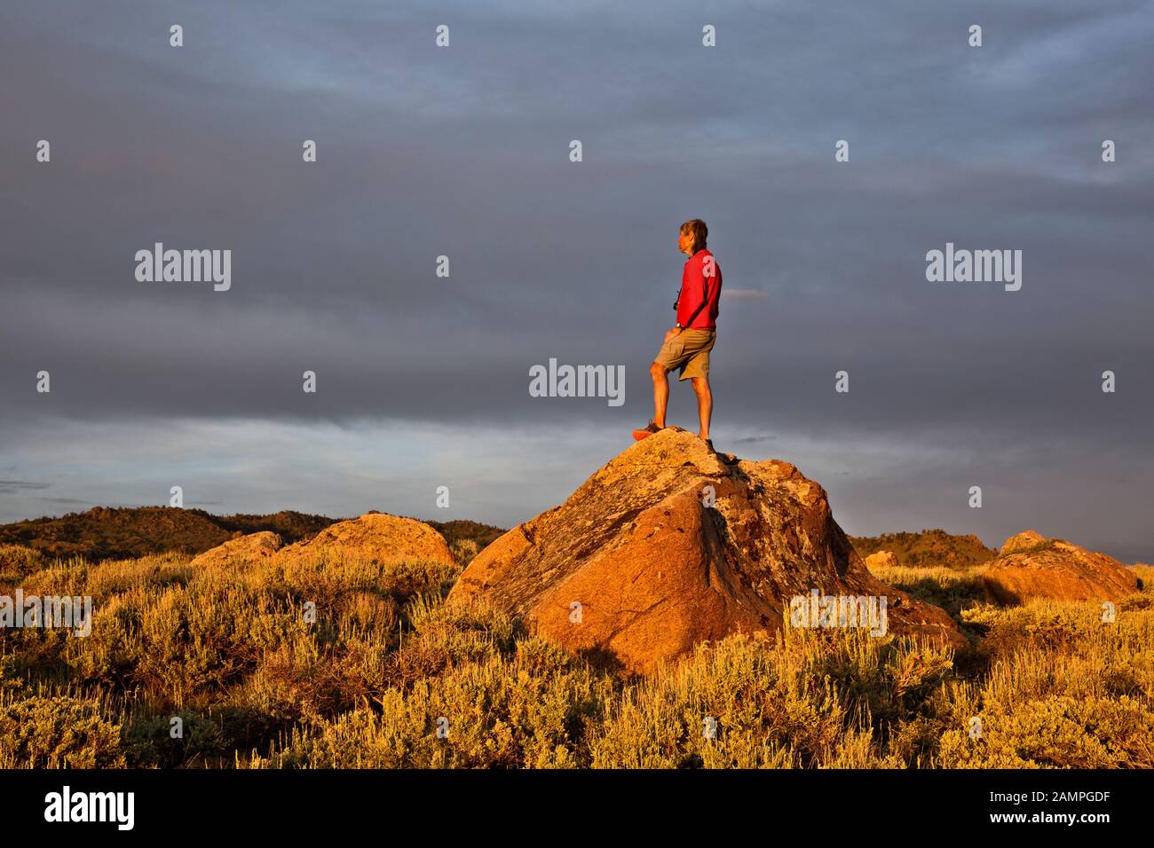 WY03959-00...WYOMING - Ammira la vista dalla cima di una roccia ricoperta di lichen nelle alte praterie che sovrasta il Big Sandy River. Foto Stock