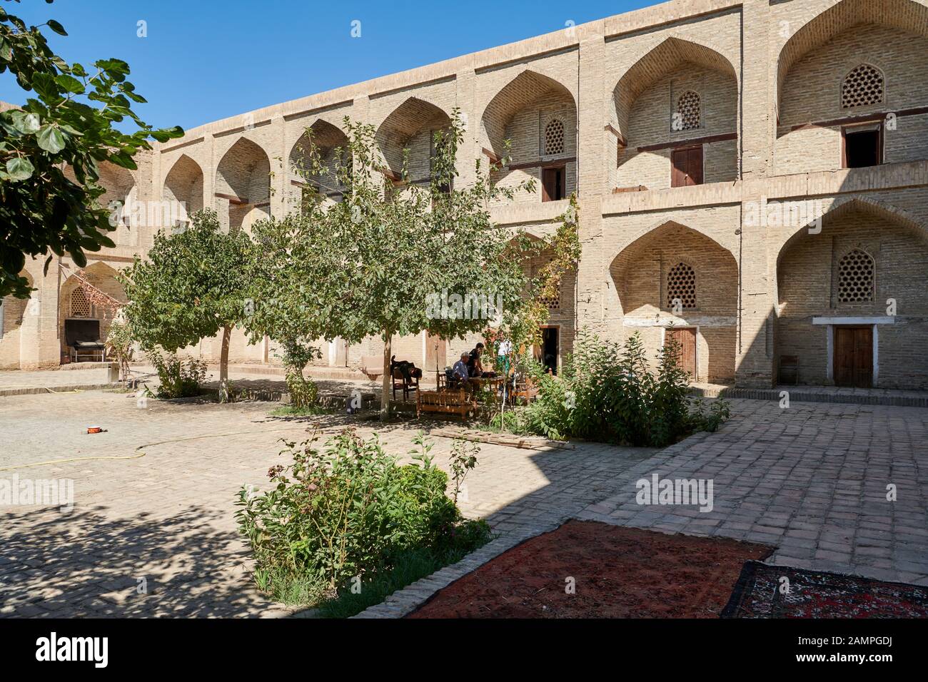 Cortile interno di Madari Khan Madrassah, Bukhara, Uzbekistan, Asia centrale Foto Stock
