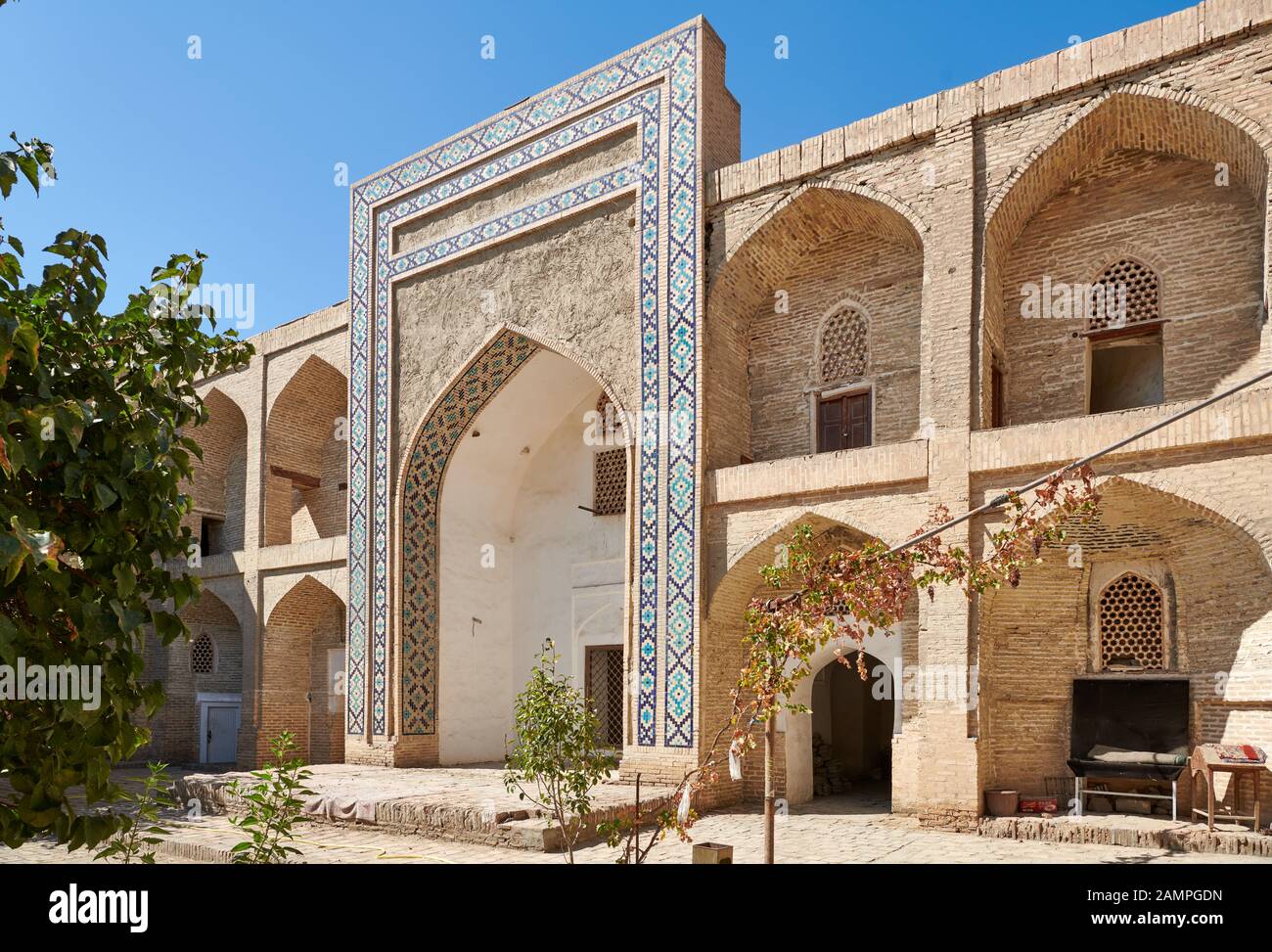 Cortile interno di Madari Khan Madrassah, Bukhara, Uzbekistan, Asia centrale Foto Stock
