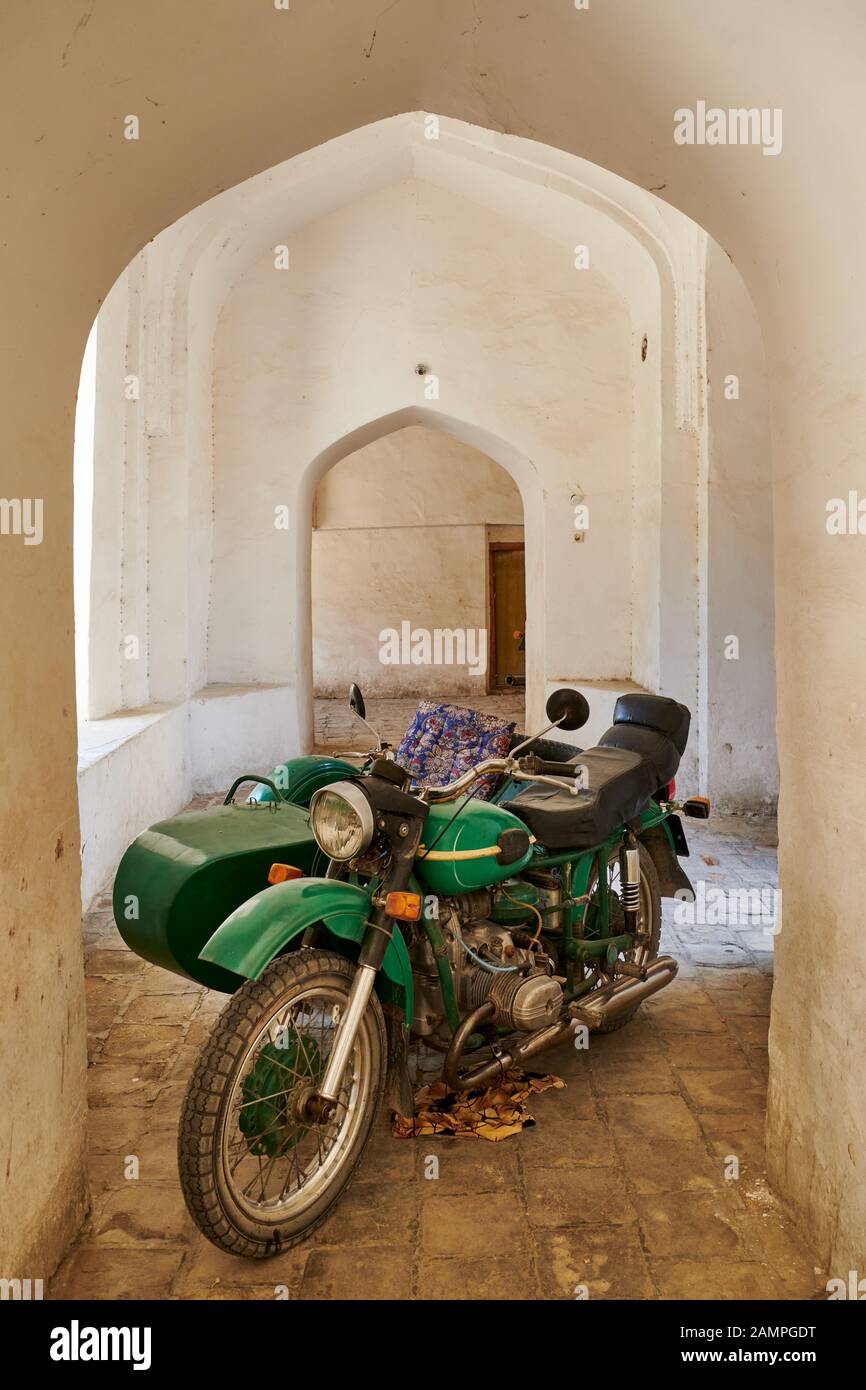Moto All'Interno Di Madari Khan Madrassah, Bukhara, Uzbekistan, Asia Centrale Foto Stock