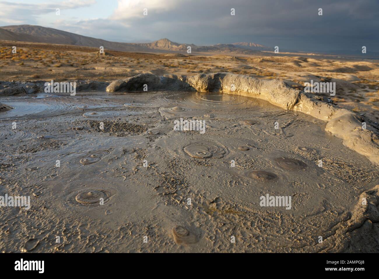 Vulcani di fango di Gobustan vicino a Baku, Azerbaijan, Gorgogliante cratere di un vulcano di fango Foto Stock