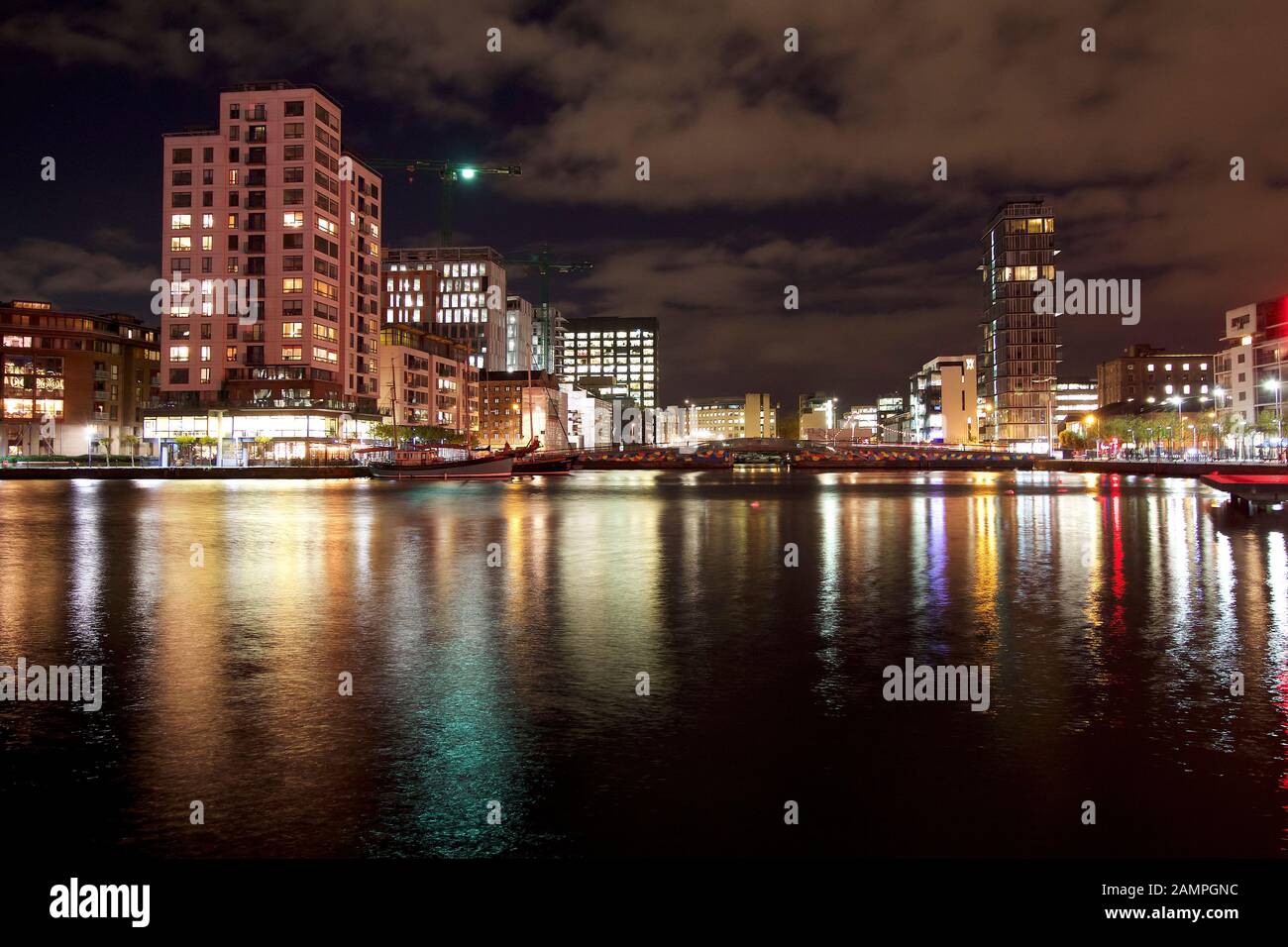 Night Shot del Grand Canal Dock sul lato sud della città di Dublino, Irlanda. Foto Stock