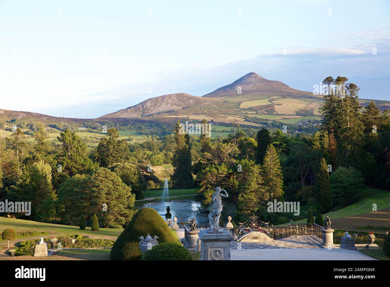 Sugarloaf Mountain nella contea di Wicklow, Irlanda visto dai giardini di al Powerscourt House. Foto Stock