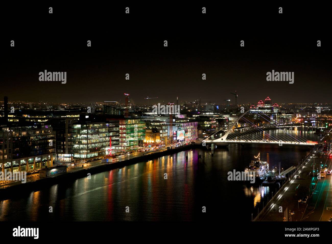 Vista del Dublin Docklands e Samuel Beckett Bridge illuminato per il Natale 2019. Foto Stock