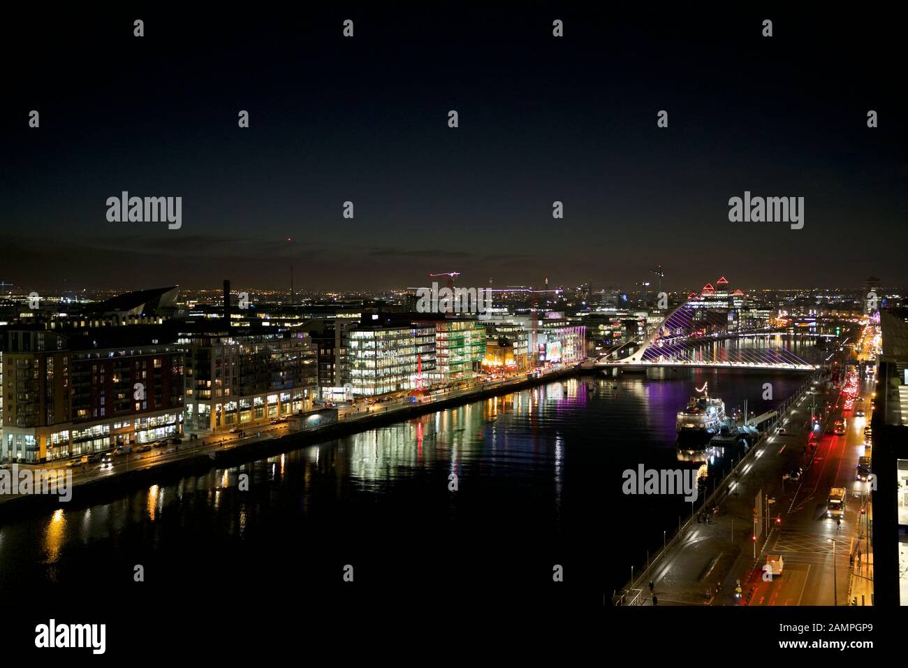 Vista del Dublin Docklands e Samuel Beckett Bridge illuminato per il Natale 2019. Foto Stock