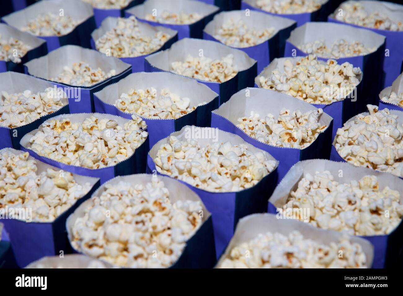 Close-up shot di sacchetti di freschi, deliziosi popcorn cinema. Foto Stock