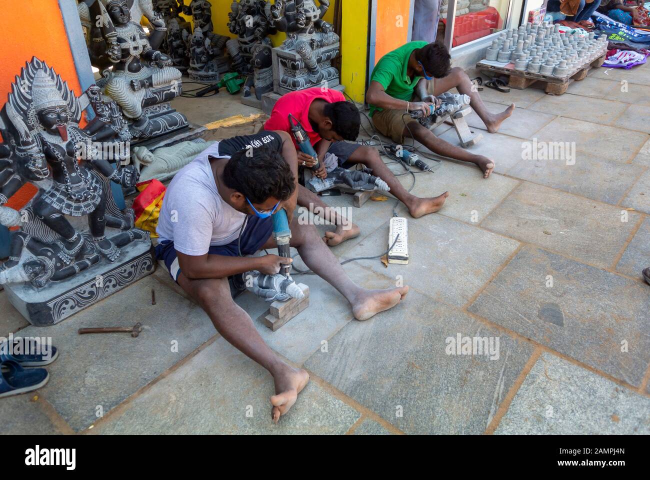 L'uomo indiano che fa una scultura di pietra, mahabalipuram, tamil nadu/ India Foto Stock
