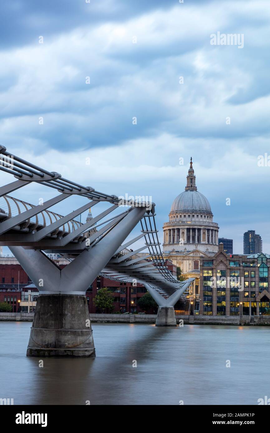 Millennium bridge sul tamigi immagini e fotografie stock ad alta  risoluzione - Alamy