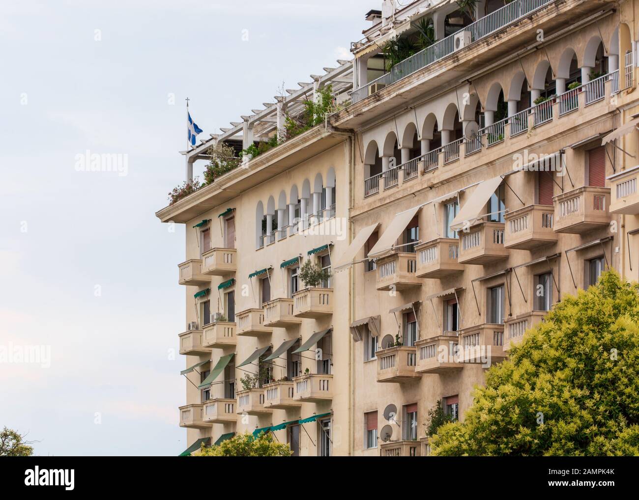 Il balcone di ogni camera nel centro di Piazza Aristotelous, Salonicco, Grecia Foto Stock