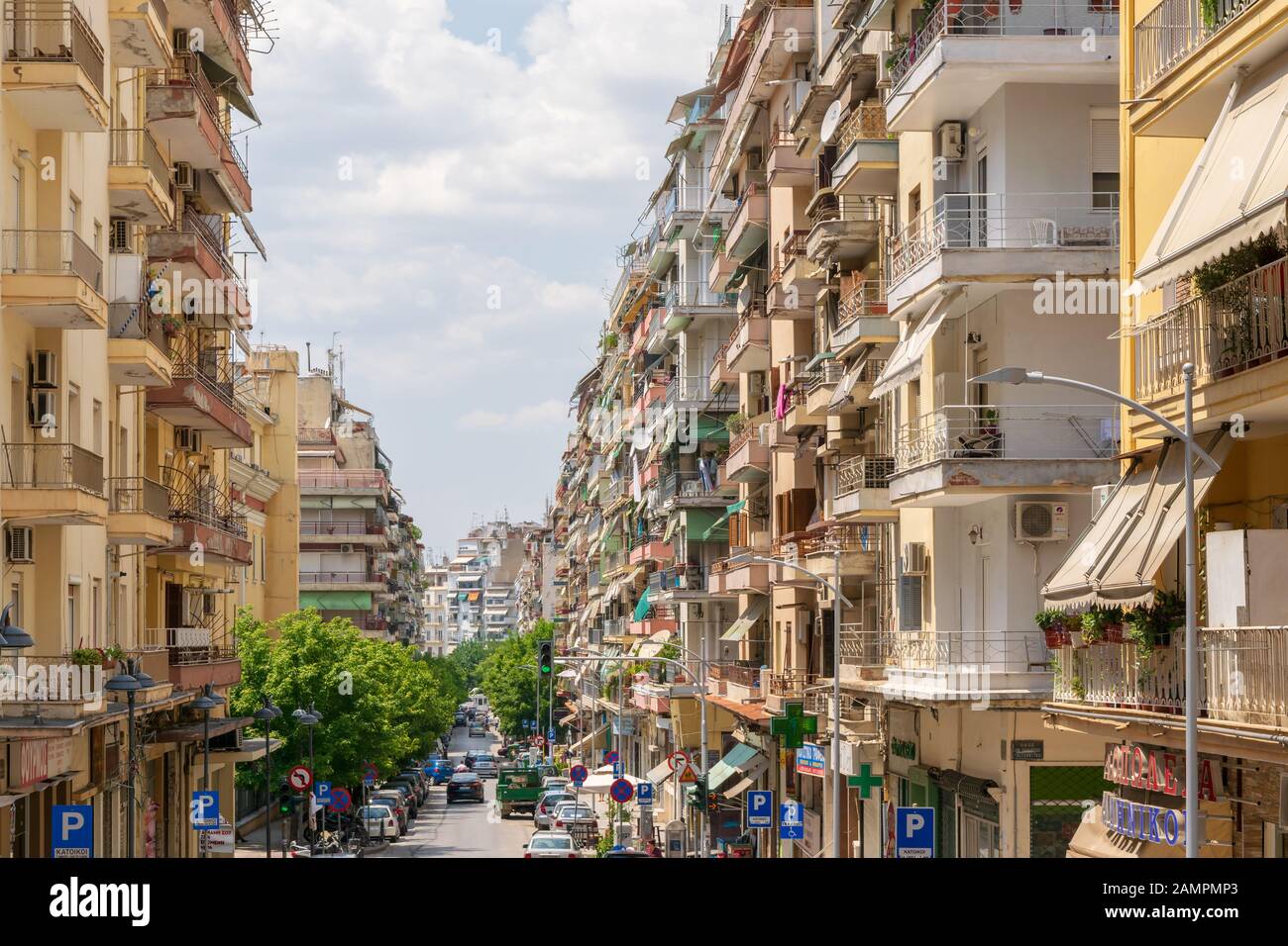 Street view e architettura urbana a Salonicco è la seconda città più grande della Grecia situato sulla costa settentrionale del Mar Egeo. Foto Stock
