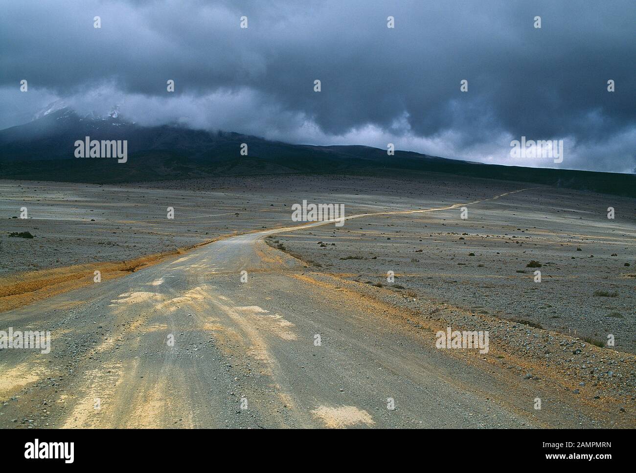 Ecuador. Chimborazo montagna avvolta in nube bassa. Foto Stock