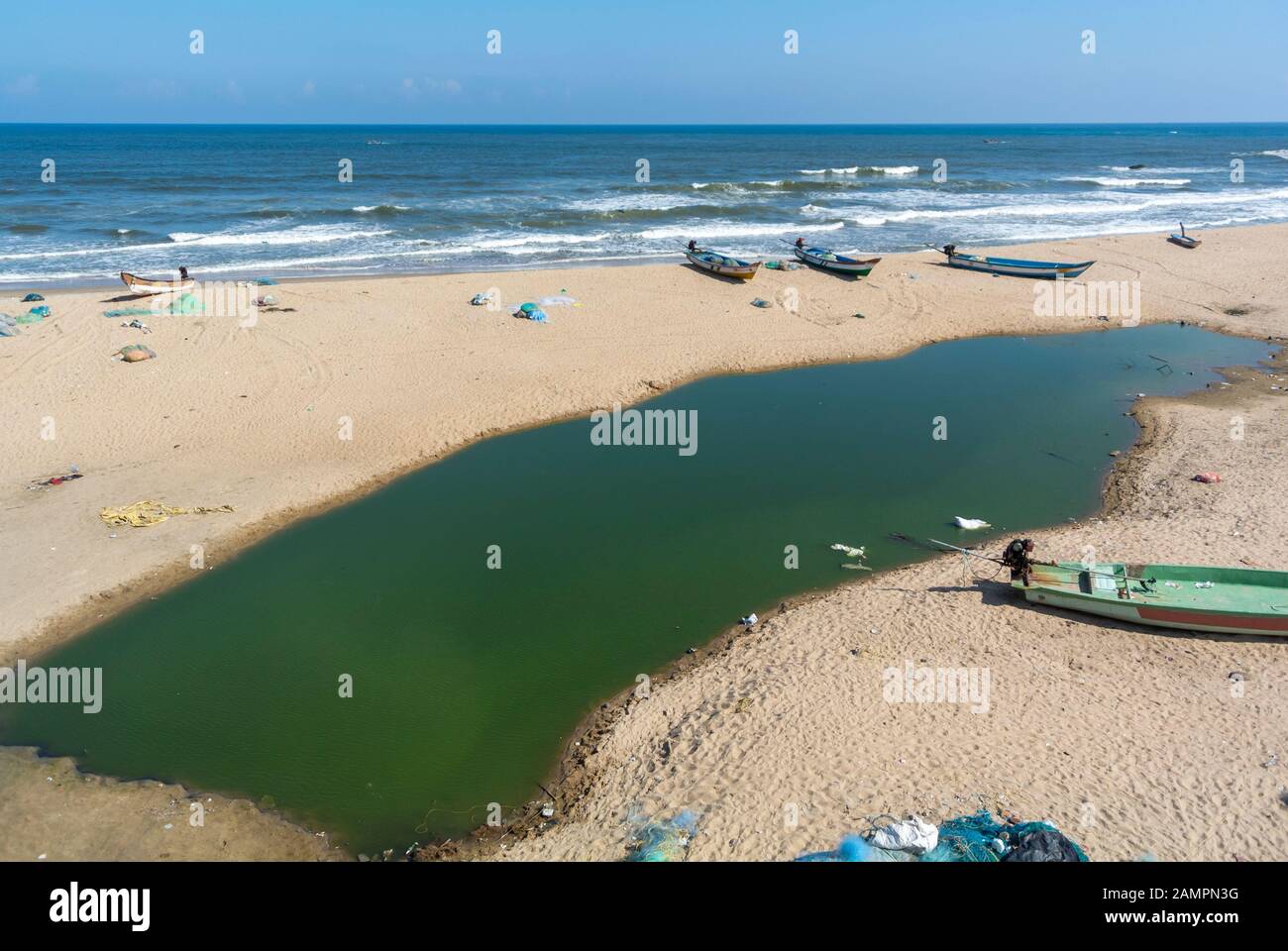 Mahabalipuram, Tamil Nadu, India del Sud, 3rd di Janury, 2020: Vista aerea della spiaggia con la baia del bengala Foto Stock