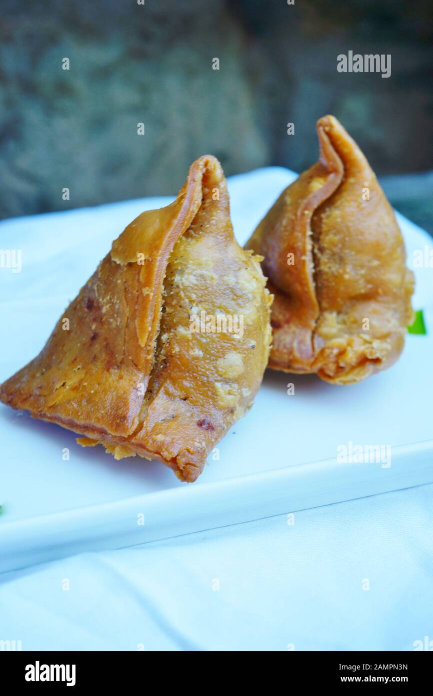 Un piatto con verdure croccanti e rapine samosa in un ristorante indiano Foto Stock