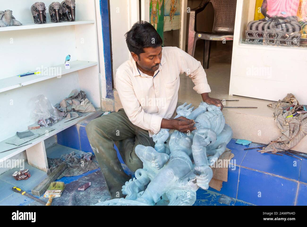 L'uomo indiano che fa una scultura di pietra, mahabalipuram, tamil nadu/ India Foto Stock
