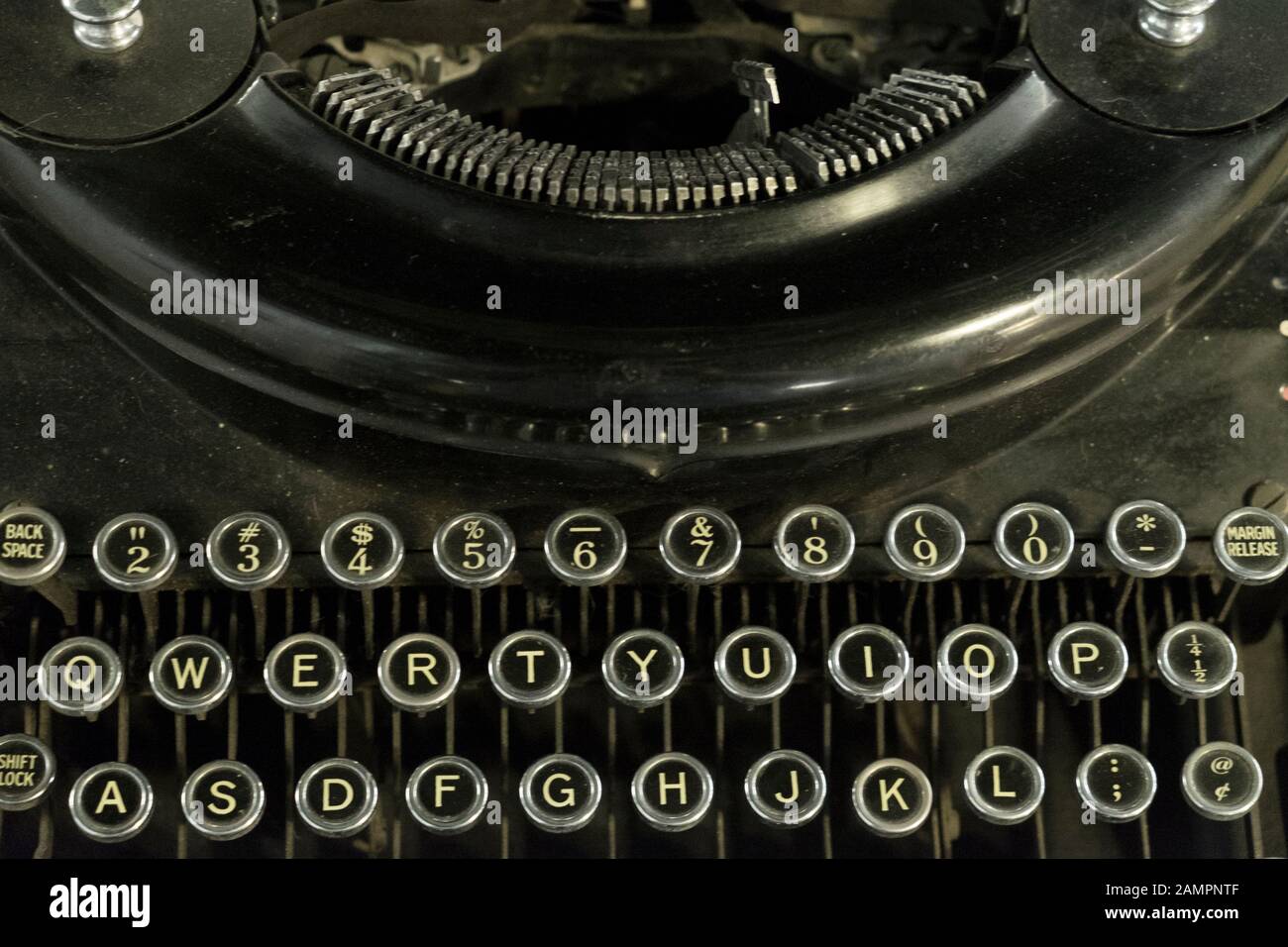 Macchina da scrivere nera vintage con tasti rotondi Foto Stock