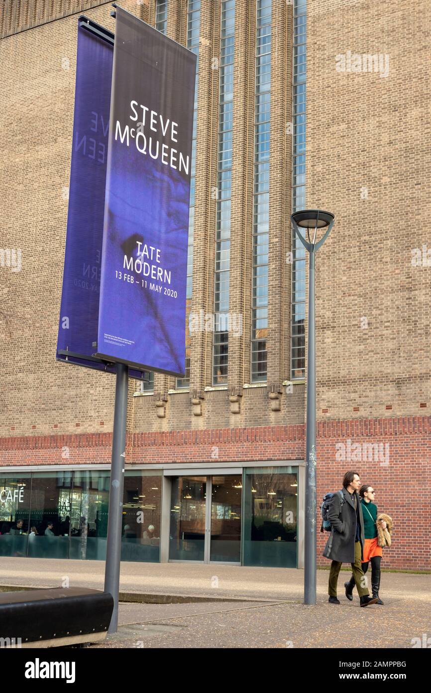 Billboard al di fuori di Tate Modern a Londra la prossima mostra pubblicitaria di Steve McQueen, Londra, Regno Unito dal 2020 Foto Stock