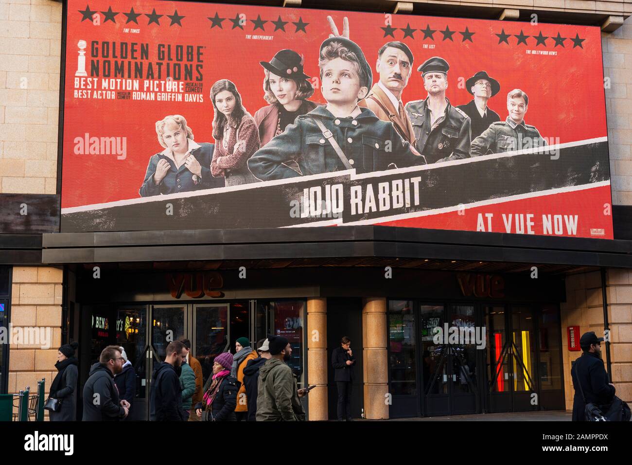 VUE Cinema West End a Leicester Square Londra pubblicizza il film di Jojo Rabbit sul display a LED a partire dal 2020, Londra, Regno Unito Foto Stock