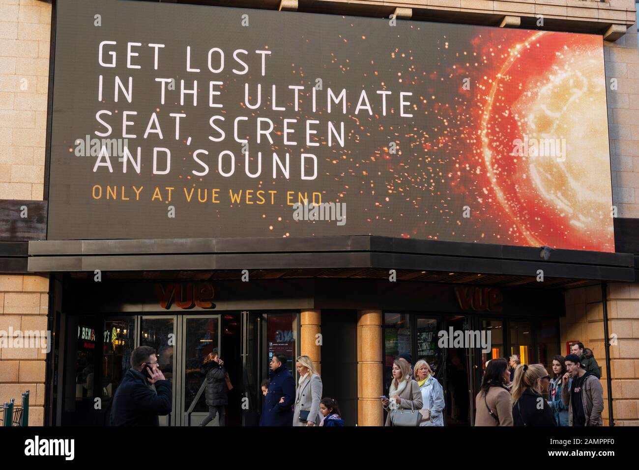 Persone che camminano davanti al VUE Cinema West End a Leicester Square Londra, Inghilterra, Regno Unito dal 2020 Foto Stock