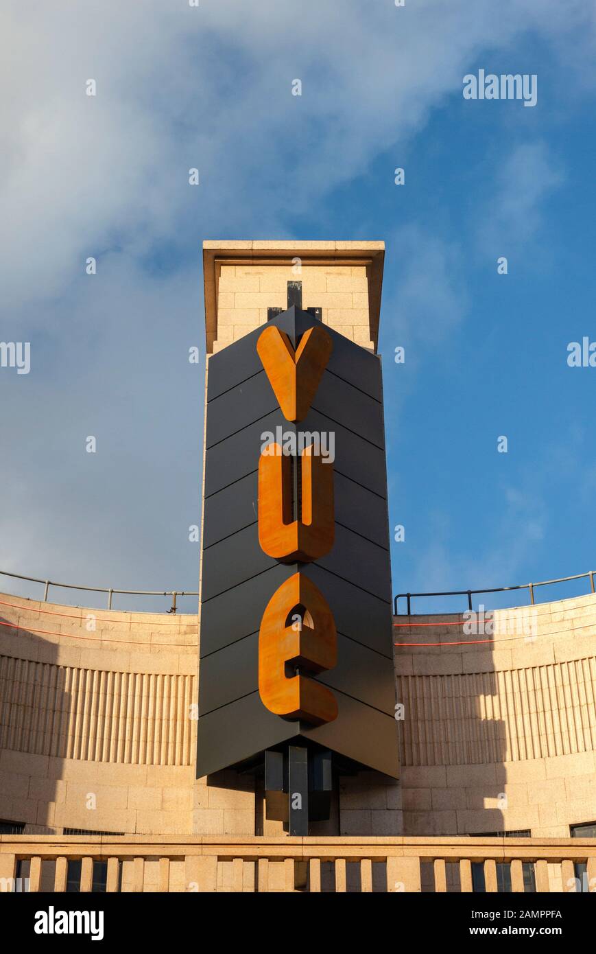 LOGO VUE Cinema e facciata esterna a Leicester Square, West End di Londra, Regno Unito Foto Stock