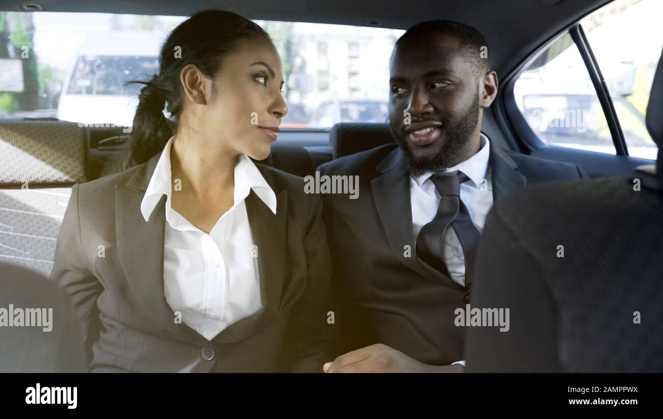 Affettuoso business donna e uomo flirtare in auto, ufficio romanticismo, affare Foto Stock