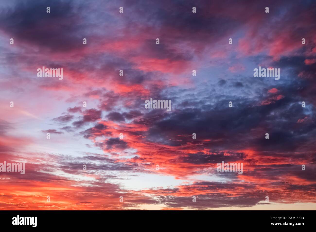 Cielo bellissimo con nuvole drammatiche di colore blu e viola al tramonto. Sfondo naturale Foto Stock