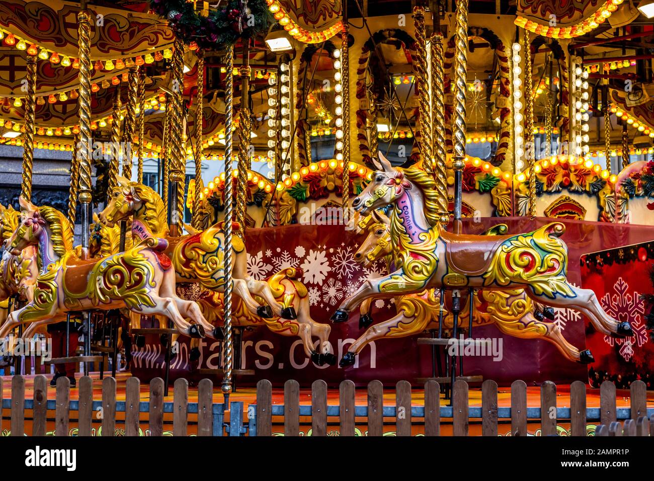 Giallo Vintage merry-go-round cavalli in legno in carusel Foto Stock