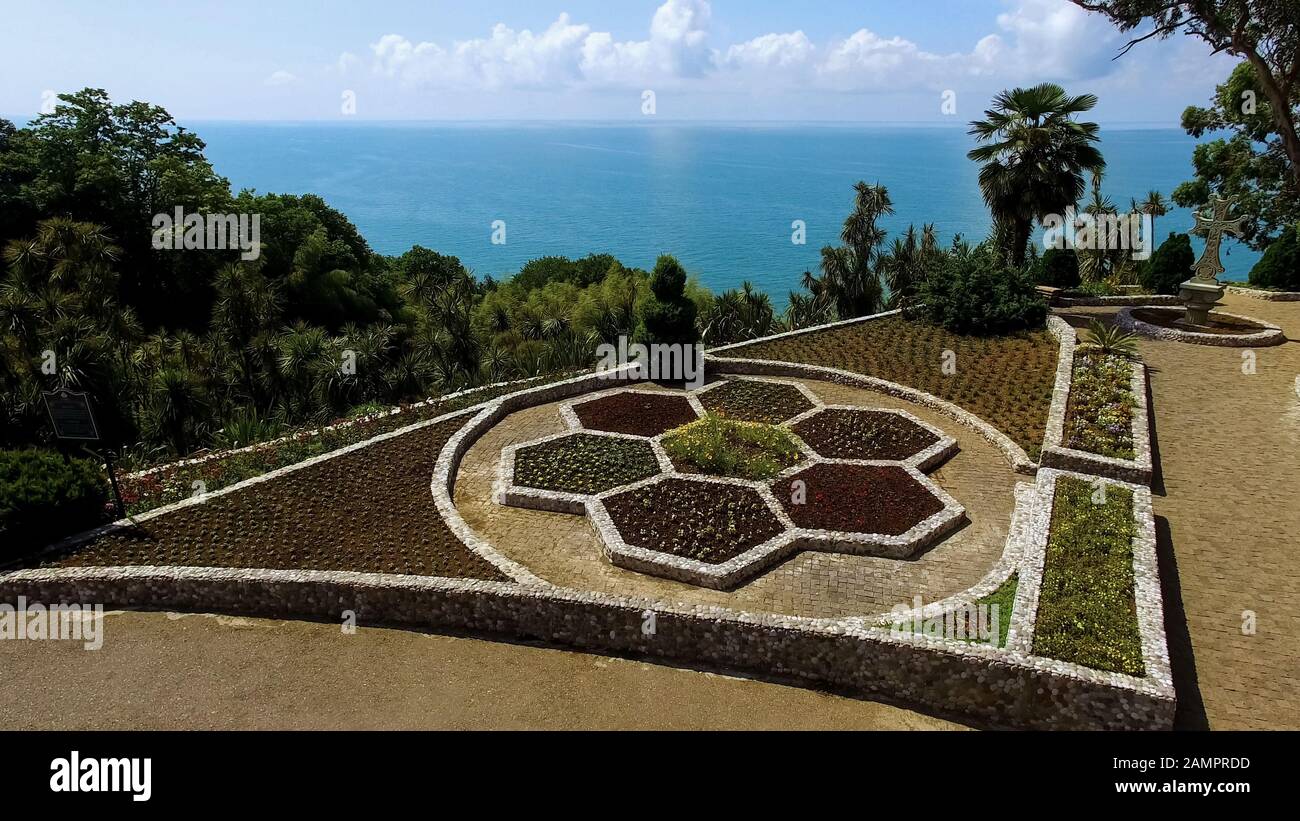 Giardino botanico di Batumi contro le acque blu del Mar Nero, turismo estivo Foto Stock