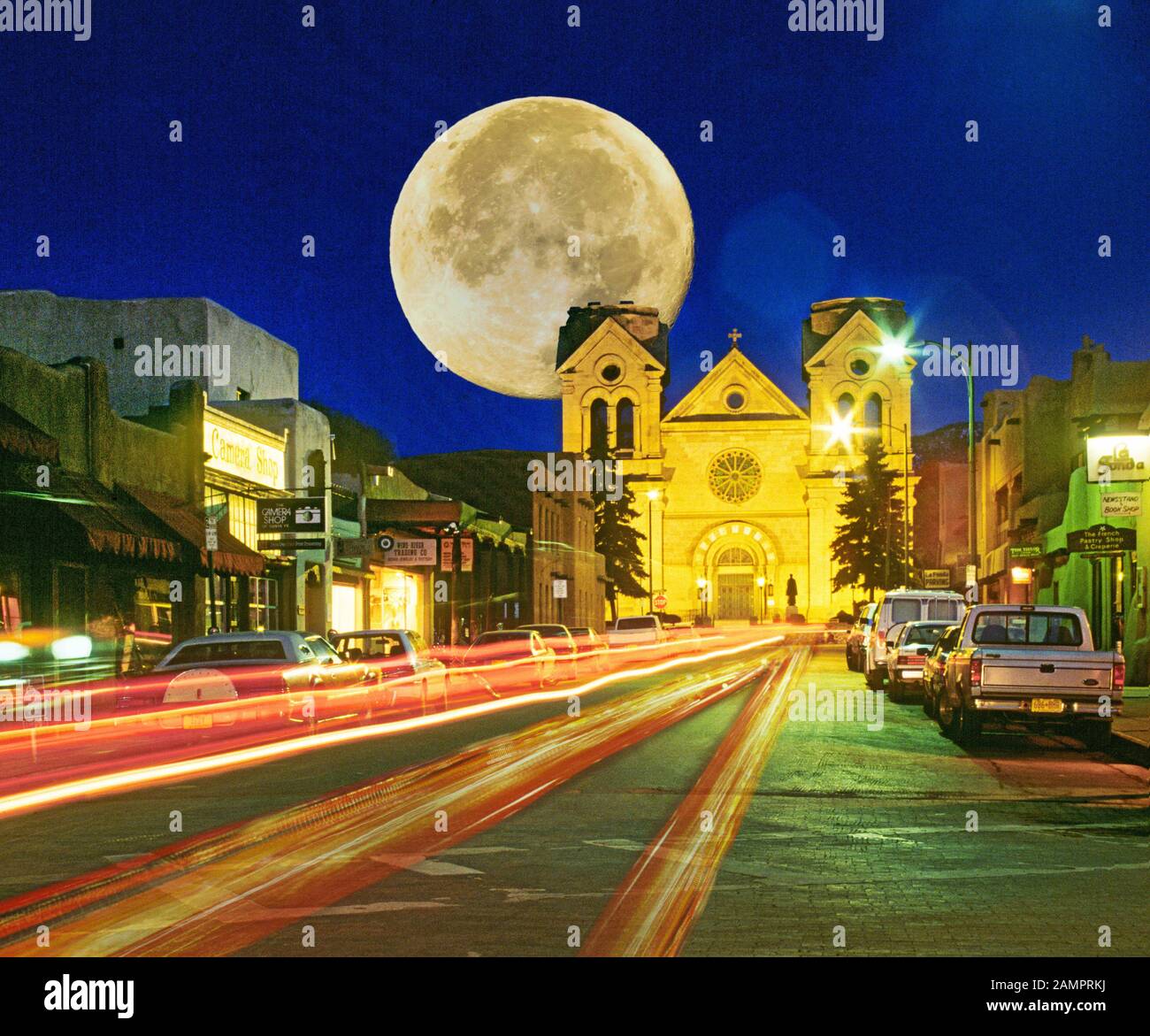 Una luna piena raccolto sorge su San Francesco Basilica vicino alla storica Santa Fe Plaza a Santa Fe New Mexico Foto Stock