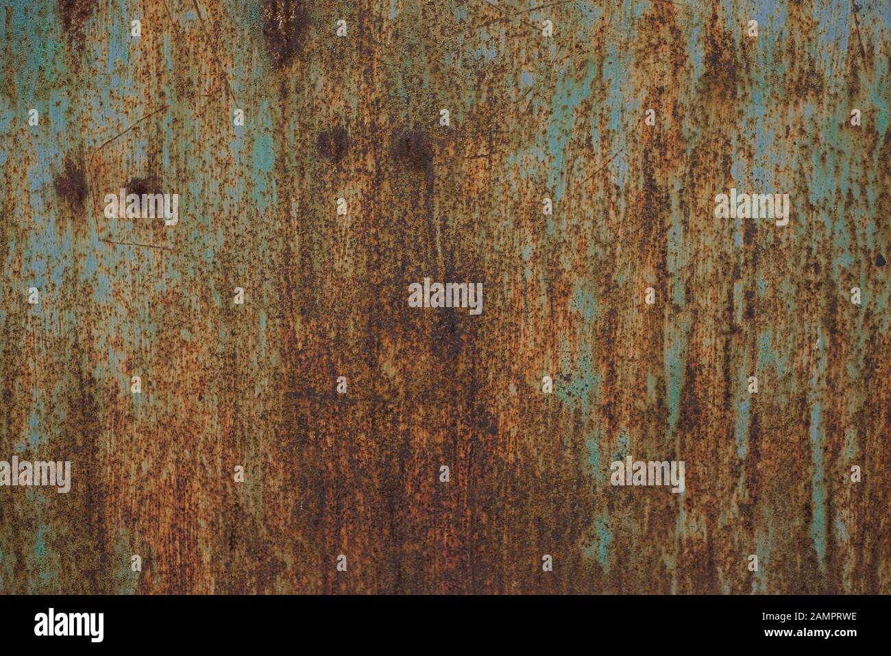 Grungy spazzolato metallo giallo targa in ottone con viti vecchio arrugginito texture metallica. Vuoto per lo sfondo, lo spazio libero per la pubblicità. Ruggine su una recinzione metallica. Foto Stock