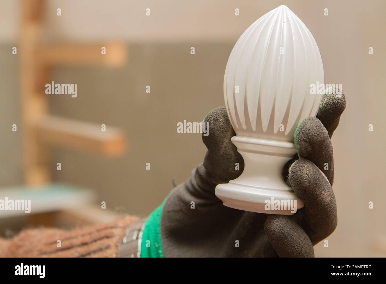 Dettaglio bianco nella mano di un falegname nel negozio del falegname Foto Stock