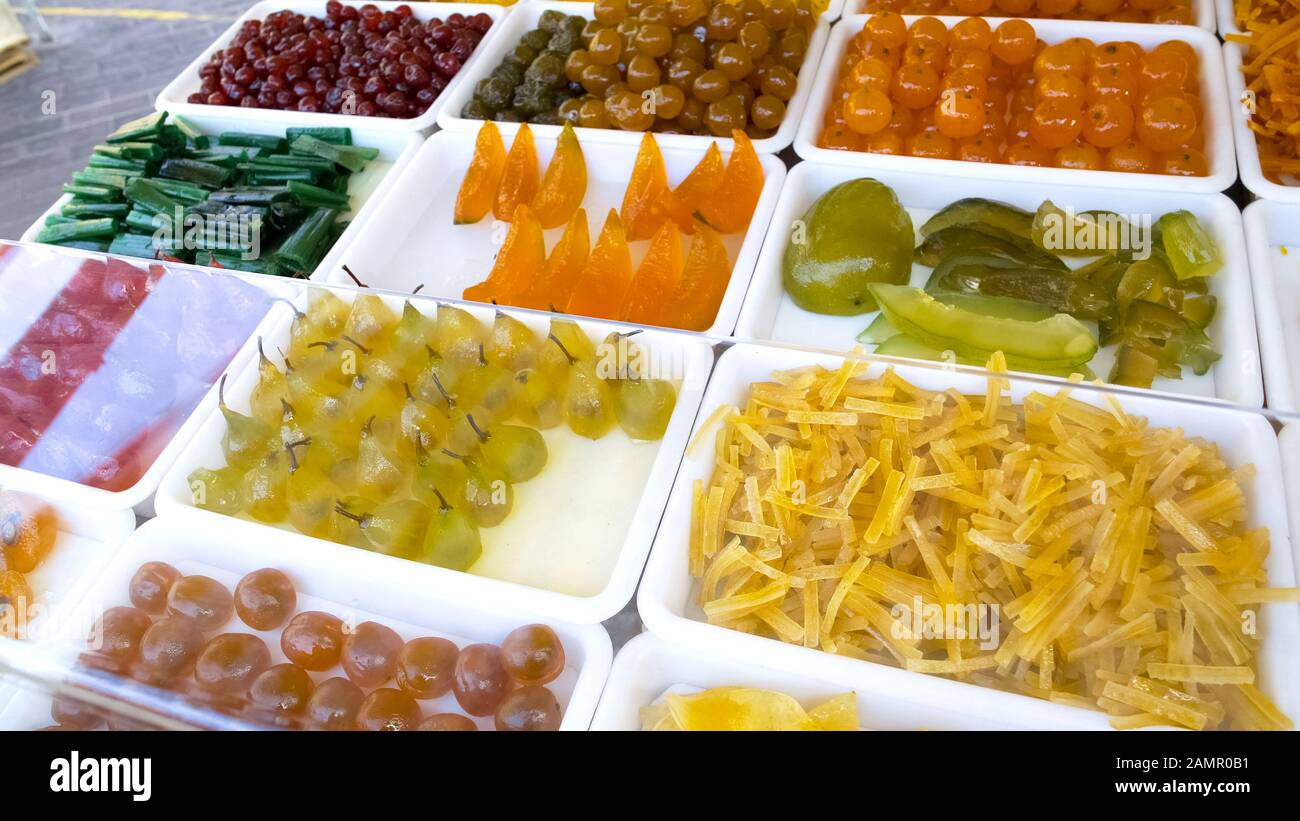 Frutta candita presentata su vetrina per la clientela, appetitosi dolci Foto Stock