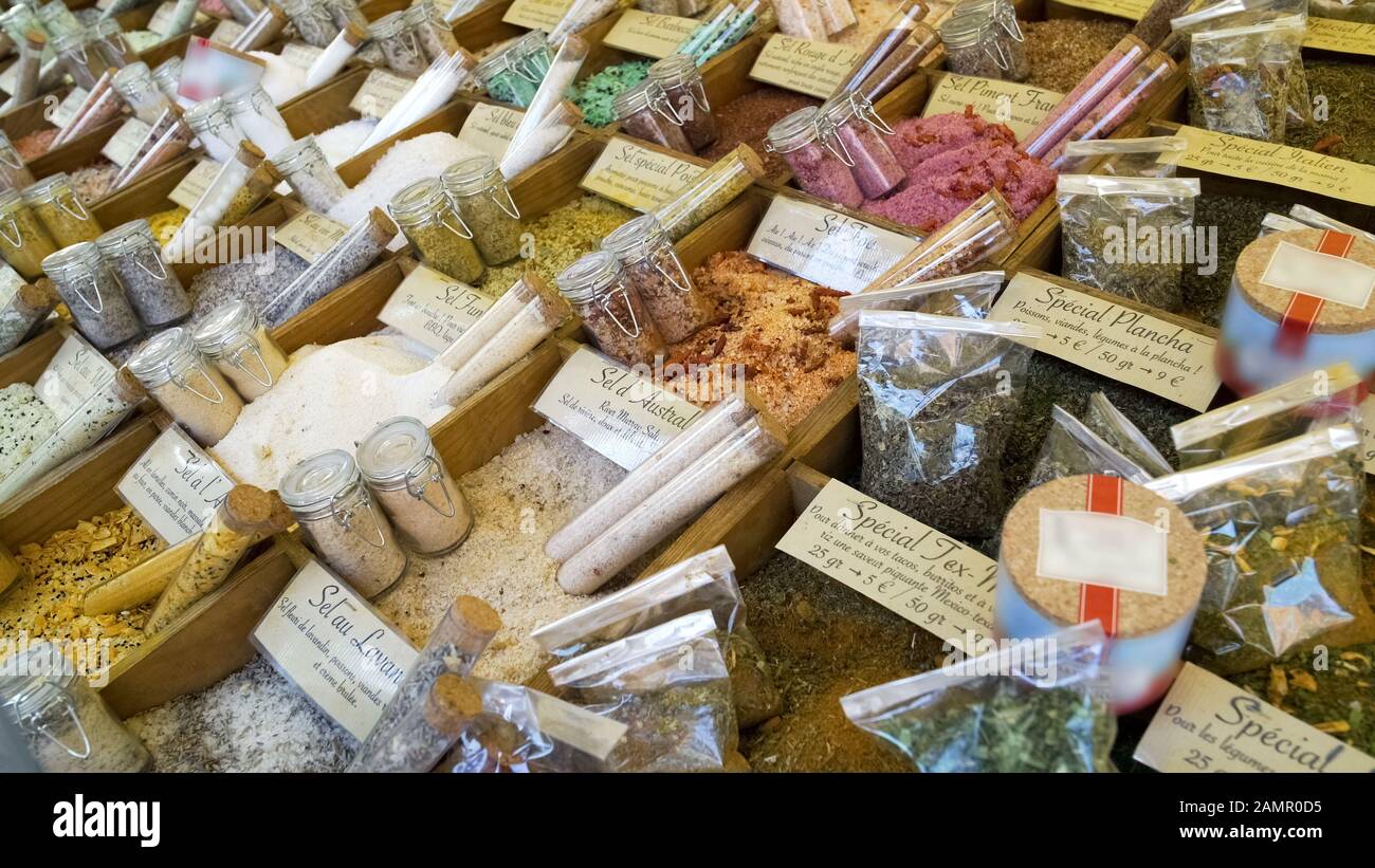 Spezie e sali diversi in bottiglie speciali, veri intenditori della cucina orientale Foto Stock